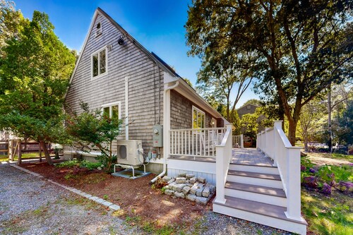 Charming Martha's Vineyard retreat close to beaches & downtown - large yard