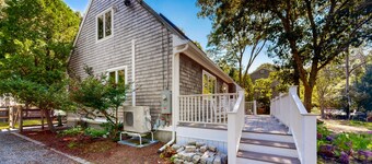 Charming Martha's Vineyard retreat close to beaches & downtown - large yard