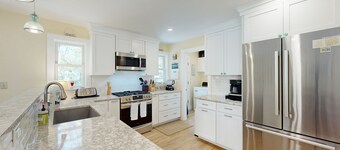 Charming Martha's Vineyard retreat close to beaches & downtown - large yard