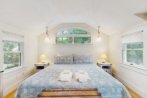 3 bedrooms, iron/ironing board, Internet, bed sheets - Inviting, two-story home with a large yard, sunroom, balcony, & washer/dryer (Oak Bluffs)