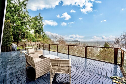 Stylish & Modern Cabin Retreat on Puget Sound!