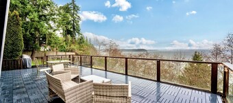 Stylish & Modern Cabin Retreat on Puget Sound!