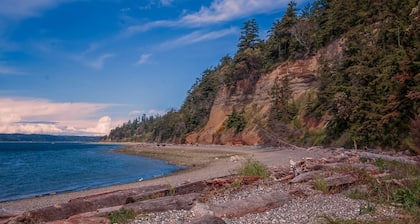 Stylish & Modern Cabin Retreat on Puget Sound!