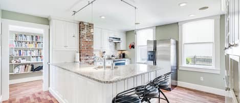 Réfrigérateur, four à micro-ondes, un four, surface de cuisson