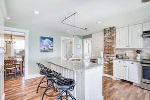 Fridge, microwave, oven, stovetop - Your Perfect Home-Away-From Home in the Heart of Provincetown. (Provincetown)