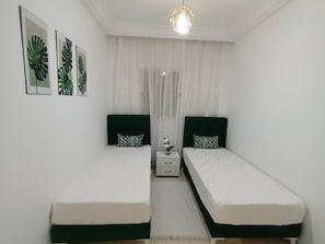 2 habitaciones, tabla de planchar con plancha, wifi y ropa de cama 