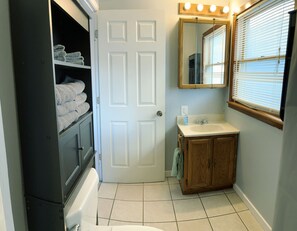 Shower, towels, soap, toilet paper - Full House in Downtown Ottawa, Very Short Walk to Downtown and Restaurants! (Ottawa)