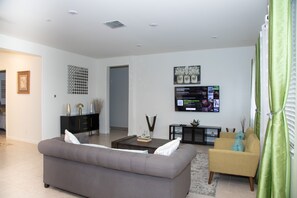 Living area - Top one comfort stay (Phoenix)