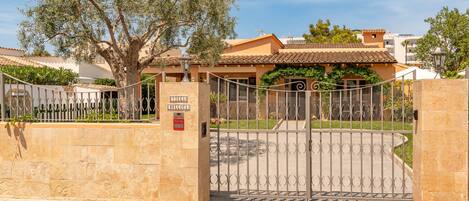 المنشأة من الخارج