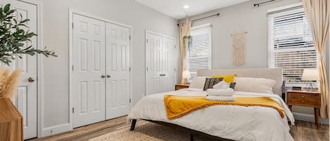 3 habitaciones, escritorio y tabla de planchar con plancha