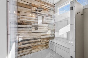 Shower, hair dryer, towels, soap - Modern Home with Private Backyard Oasis in the Heart of Atlanta!! (Atlanta)
