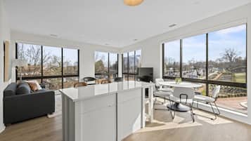Premium appartement, 2 slaapkamers | Woonruimte | Een 55-inch smart-tv met digitale zenders, Netflix en Hulu