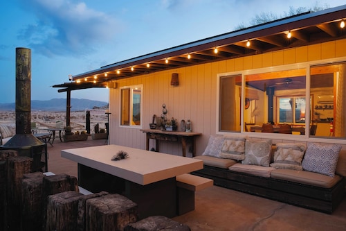 Twentynine Palms Desert Oasis w/ Pool & Hot Tub!