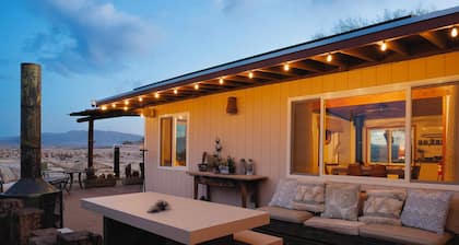 Twentynine Palms Desert Oasis w/ Pool & Hot Tub!