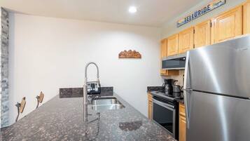 雪櫃、微波爐、焗爐、爐具