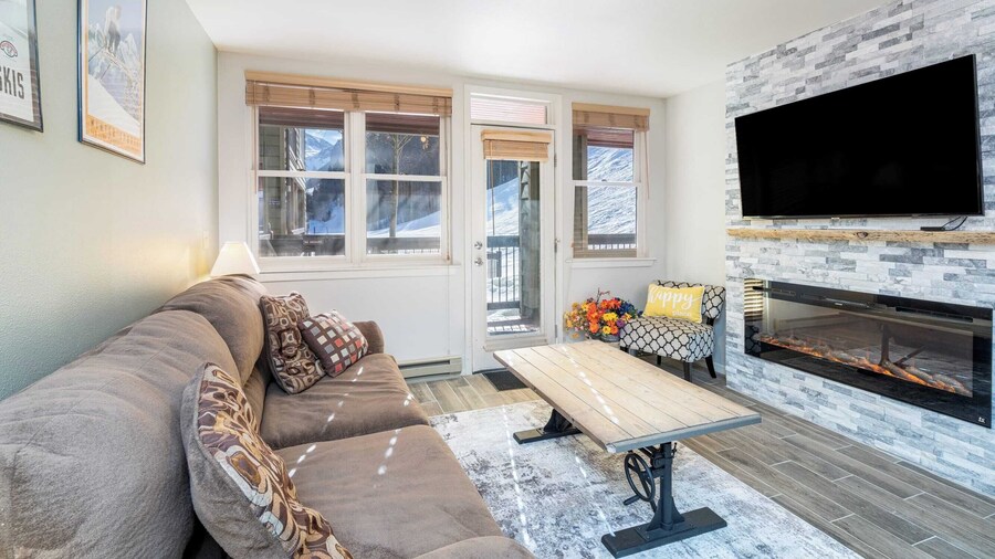 Etta Place 6 by Avantstay Ski In/ Ski Out Unit!