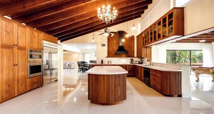 Majestic Home 7 Bedroom w/ Heated Pool, Massive Yard & Driveway