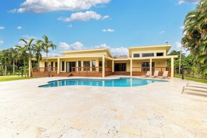 Alberca al aire libre y alberca climatizada