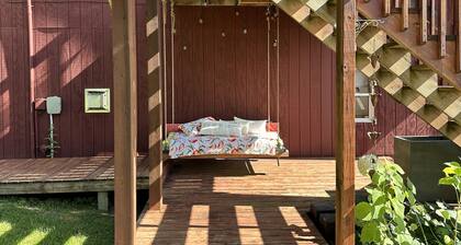 Welcome to ZenFrieda. Escape to the country and enjoy our sauna/cold tub area!