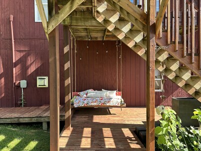 Welcome to ZenFrieda. Escape to the country and enjoy our sauna/cold tub area!