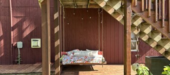 Welcome to ZenFrieda. Escape to the country and enjoy our sauna/cold tub area!