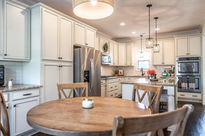 Kylskåp, mikrovågsugn, ugn och spishäll