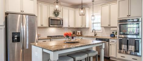 冷蔵庫、電子レンジ、オーブン、コンロ