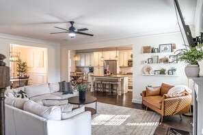 Een smart-tv en een open haard