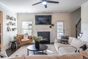 Een smart-tv en een open haard