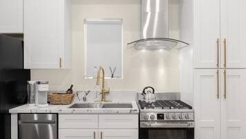 Jääkaappi, mikroaaltouuni, uuni, liesi