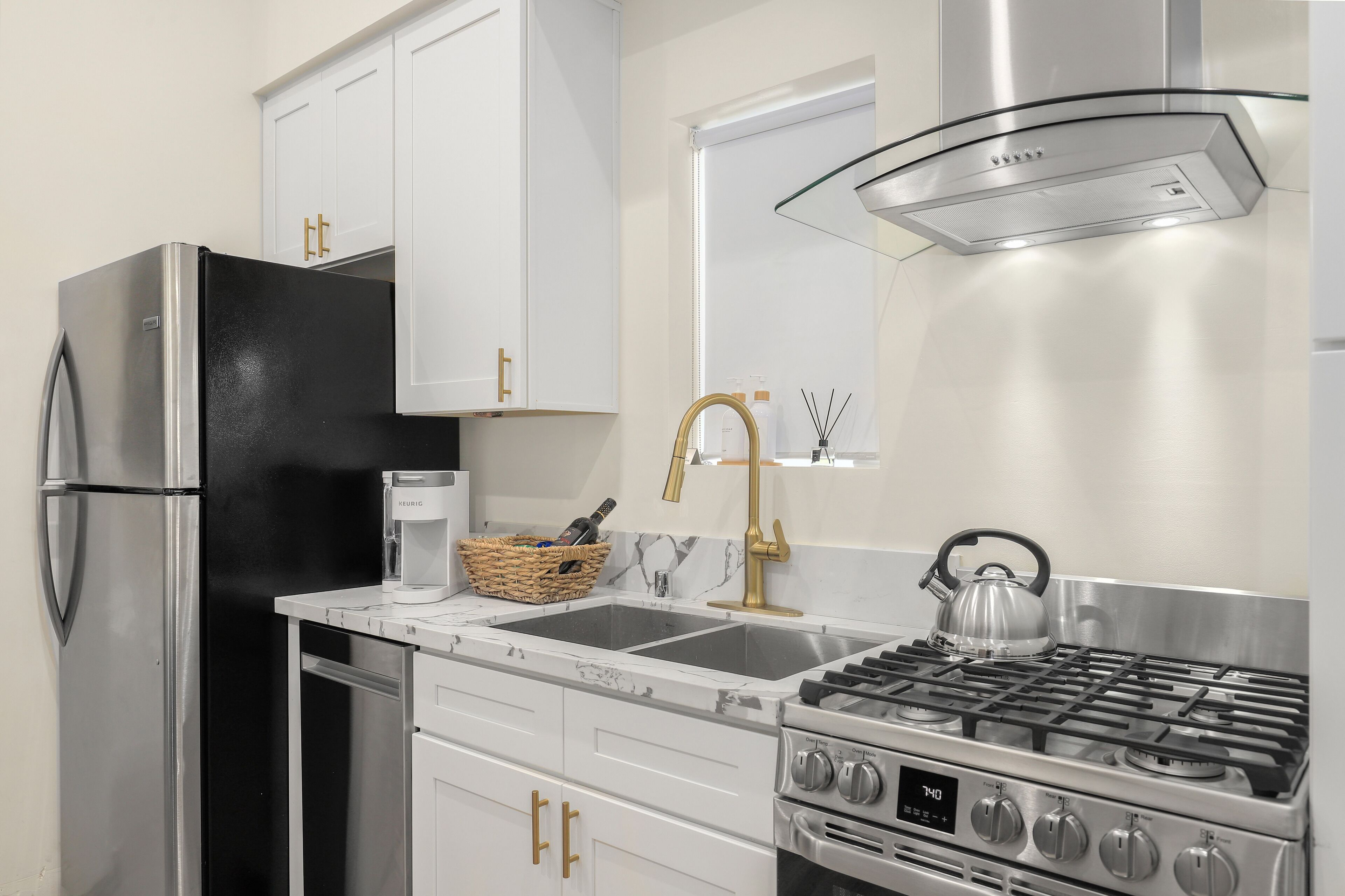 Réfrigérateur, micro-ondes, four, plaque de cuisson