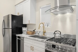 Jääkaappi, mikroaaltouuni, uuni, liesi