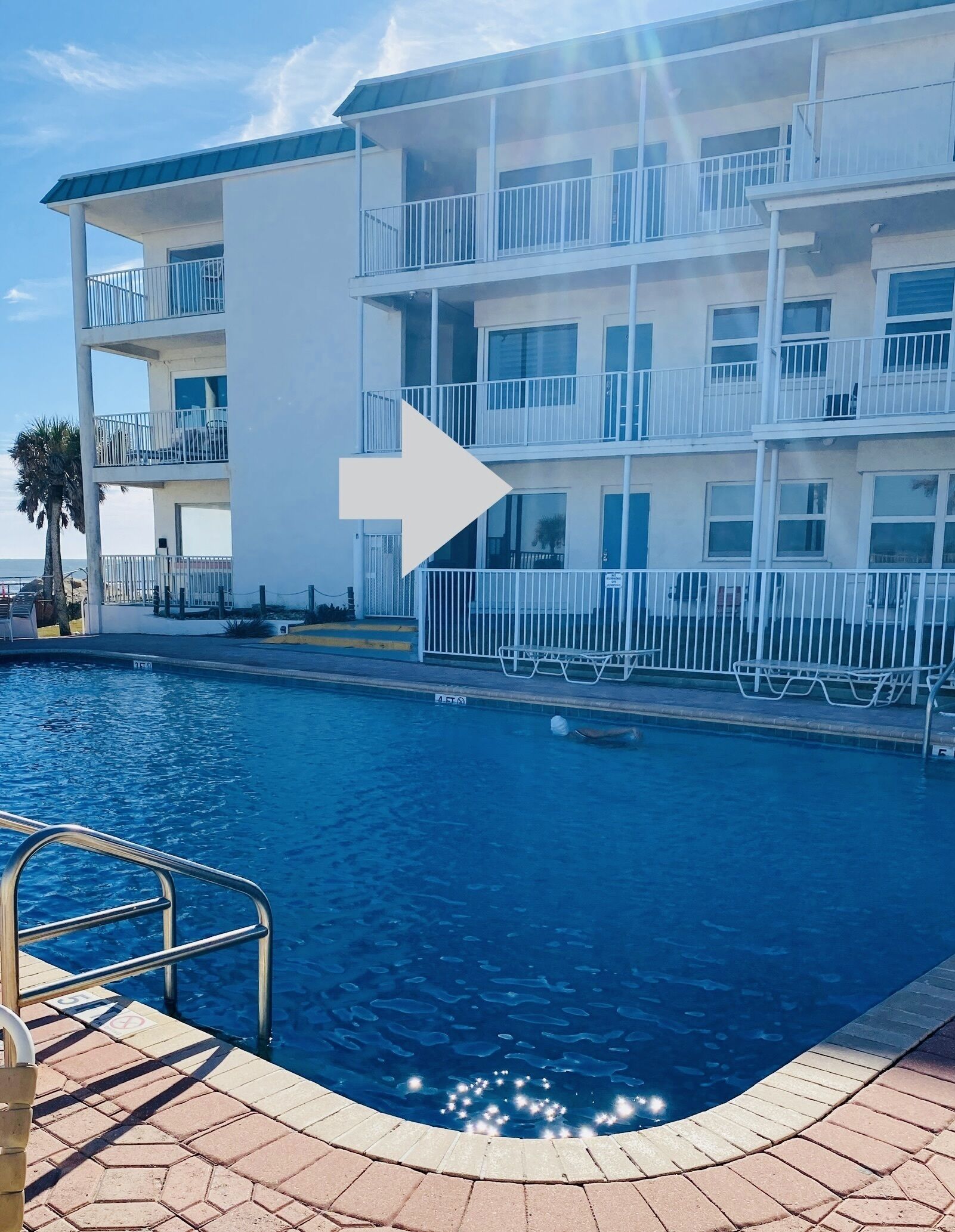 1ST FLOOR STUDIO OCEAN JEWELS POOL FRONT GREAT OCEAN VIEW/STEPS TO BEACH  