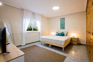 6 quartos, ferros/tábuas de passar roupa, berço de viagem