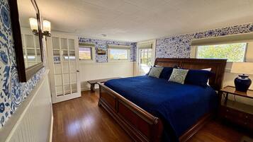 4 slaapkamers, een bureau, een strijkplank/strijkijzer, reisbedje