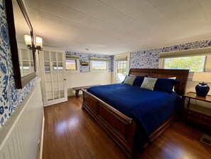 4 bedrooms, desk, iron/ironing board, travel cot