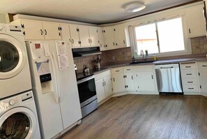 Geladeira, micro-ondas, fogão, cooktop