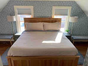 4 quartos, escrivaninha, ferros/tábuas de passar roupa, berço de viagem