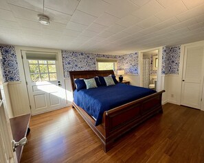 4 bedrooms, desk, iron/ironing board, travel cot