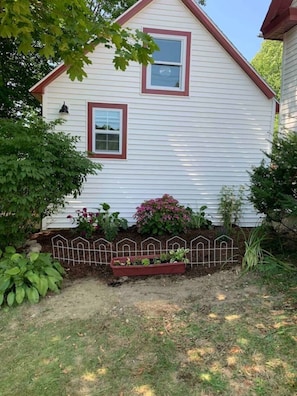 Property grounds - Sea Glass Cottage- New, Peaceful, Path to Beach (Bar Harbor)