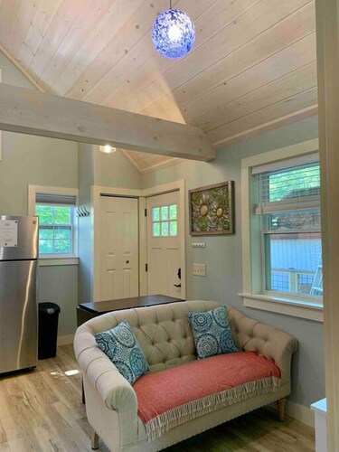 Sea Glass Cottage- New, Peaceful, Path to Beach