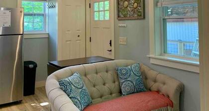 Sea Glass Cottage- New, Peaceful, Path to Beach