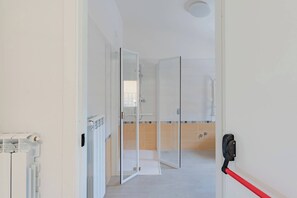 Dusj, hårføner og håndklær