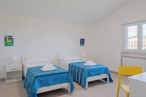 3 makuuhuonetta, silitysrauta/-lauta, vuodevaatteet
