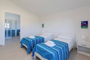 3 habitaciones, tabla de planchar con plancha y ropa de cama 