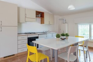 Fridge, oven, stovetop, coffee/tea maker - Haiku Rosa - YourPlace Abruzzo (Mozzagrogna)