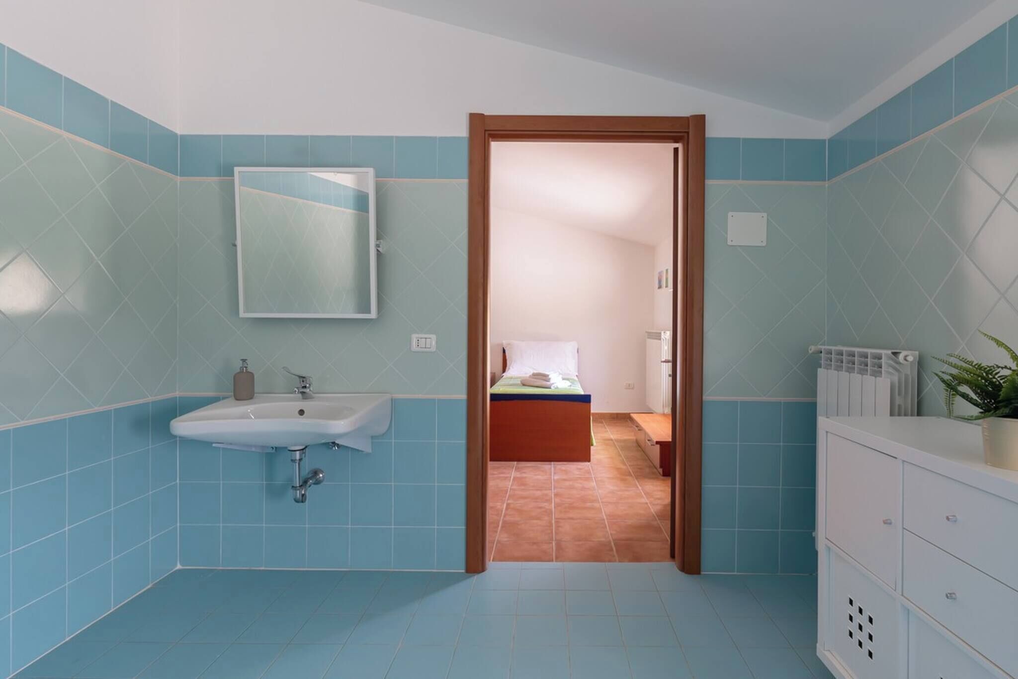 Douche, sèche-cheveux, serviettes fournies