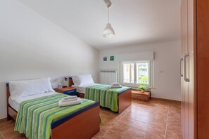 3 quartos, ferros/tábuas de passar roupa, roupa de cama