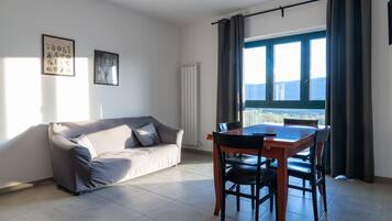 Deluxe Apartment, Mountain View | Ruang tamu | TV
