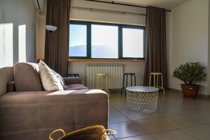 Departamento romántico, vista a la montaña | Área de sala de estar | Televisión